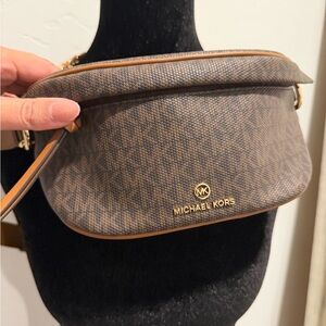 Michael Kors Signature Brown XS sling pack msgr